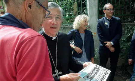  ??  ?? Lotta comunista Il patriarca di Venezia Francesco Moraglia riceve da un ospite della Casa dell’ospitalità il giornale dei comunisti