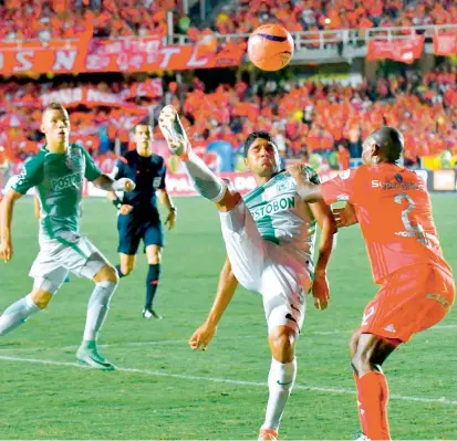  ?? FOTO COLPRENSA ?? Como se muestra en esta acción, el partido entre Nacional y América, estuvo marcado por la intensidad en el campo de juego. Todos los balones se pelearon con mucha fuerza.