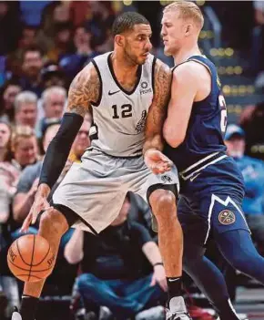  ?? REUTERS PIC ?? Spurs’ LaMarcus Aldridge (left) tries to get past Nuggets’ Mason Plumlee in their game in Denver on Wednesday.