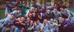  ??  ?? Le ragazze viola dopo la vittoria all’andata contro la Roma