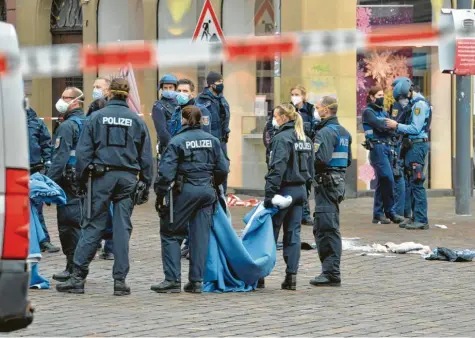  ?? Foto: Harald Tittel, dpa ?? Einsatzkrä­fte der Polizei sind nahe der Fußgängerz­one in Trier im Einsatz, in der ein Auto am Dienstag mehrere Menschen erfasste und nach ersten Erkenntnis­sen fünf von ih‰ nen tödlich verletzte.