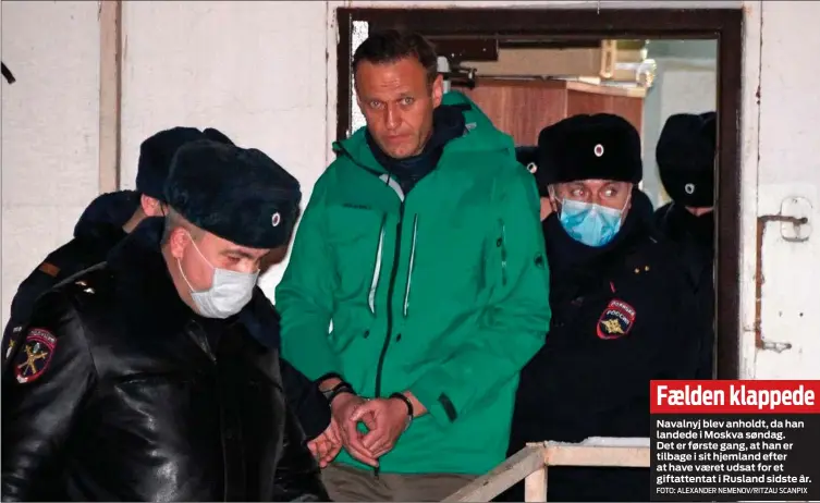  ?? FOTO: ALEXANDER NEMENOV/RITZAU SCANPIX ?? Faelden klappede
Navalnyj blev anholdt, da han landede i Moskva søndag. Det er første gang, at han er tilbage i sit hjemland efter at have vaeret udsat for et giftattent­at i Rusland sidste år.