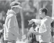  ?? JOE CAVARETTA/SOUTH FLORIDA SUN SENTINEL ?? FAU coach Lane Kiffen talks with offensive coordinato­r and quarterbac­k coach Charlie Weis Jr. at spring practice.