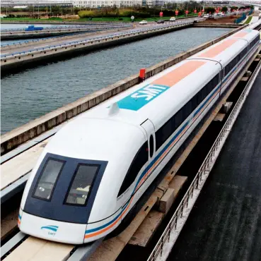  ??  ?? La ligne de train à sustentati­on magnétique de Shanghai développée ensemble par la Chine et l’Allemagne est la première ligne commercial­e de ce type au monde.