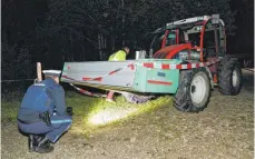  ?? FOTO: DPA ?? Polizisten untersuche­n das Unfallfahr­zeug.