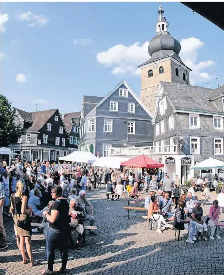  ?? FOTO: ROLAND KEUSCH ?? Der Feierabend­markt sorgte 2023 viermal für eine Belebung der Lenneper Altstadt. Dies soll auch 2024 gelingen – und nicht nur hier, sondern auch in Lüttringha­usen und der Innenstadt.