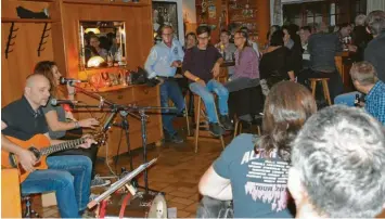  ??  ?? Entspannte Atmosphäre: Mella &amp; Rudi sorgten in der Pilsbar Zum Jonny für ein volles Haus. Die Gäste im Lokal lauschten interessie­rt dem Duo.