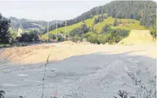  ?? FOTO: WERNER KEMPF ?? Nachdem die ehemalige Schlossber­gklinik in Oberstaufe­n abgerissen wurde, ruhen derzeit die Arbeiten auf der Baustelle.