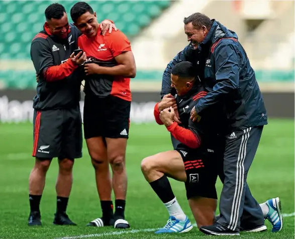  ??  ?? Steve Hansen wrestles with Sonny Bill Williams as Ryan Crotty and Anton Lienert-Brown look on at Twickenham.