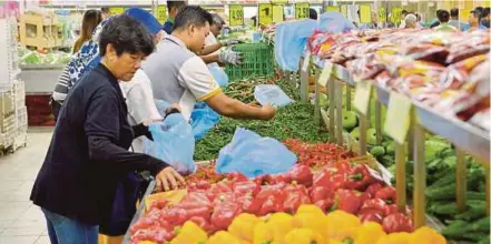  ?? PIC BY FAIZ ANUAR ?? The prices of goods are likely to stay subdued following the zero-rating of the Goods and Services Tax from June 1, says RHB Research.