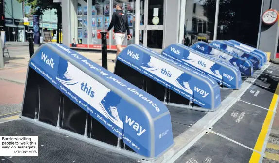  ?? ANTHONY MOSS ?? Barriers inviting people to ‘walk this way’ on Deansgate