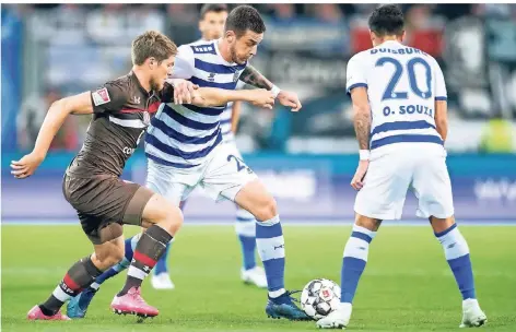  ?? FOTO: MARCEL KUSCH/DPA ?? Boris Tashchy (Mitte) – hier mit Cauly Oliveira Souza (rechts) – wird dem MSV im Abstiegska­mpf nicht mehr helfen können.