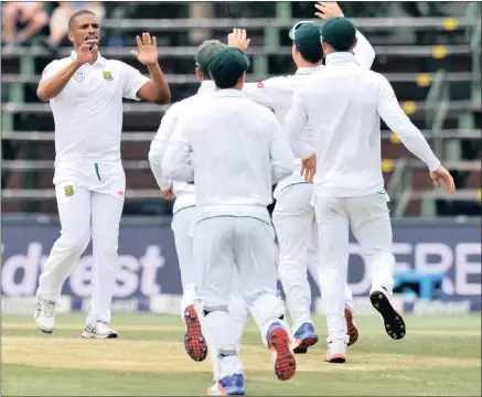  ??  ?? NOUGHT FOR HIS COMFORT: Vernon Philander celebrates with his teammates after dismissing Sri Lankan batsman Dimuth Karunaratn­e for a duck on day two of the third Test at The Wanderers yesterday.