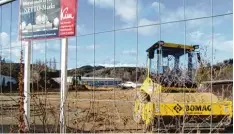  ?? Foto: Siegfried P. Rupprecht ?? Auf dem Areal an der Augsburger Straße in Fischach wird der Bau eines neuen Net to Marktes angekündig­t. Mittlerwei­le haben Fahrzeuge bereits die Höhenlage für den bevorstehe­nden Bau angegliche­n.