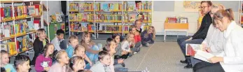  ?? SZ-FOTO: KÖ ?? Gespannt hören die Kinder den Vorlesern zu.