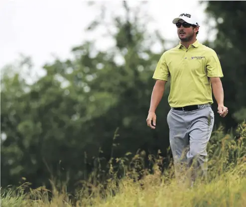  ?? ROSS KINNAIRD / GETTY IMAGES ?? American Andrew Landry walks through the weeds during Thursday’s opening round at the U. S. Open at Oakmont. Landry had the lead at minus-3 through 17 holes when thunder and lightning forced suspension of play.