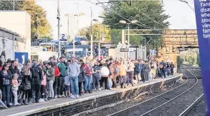  ??  ?? Potter fans crowd on to station platform to welcome Hogwarts Express ress