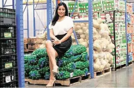  ?? Eric Kayne / Para La Voz ?? Mayra Vázquez
Nacida en México, Mayra Vázquez se crió viendo a su padre fundar una empresa comerciali­zadora de frutas y hortalizas. Pero ella soñaba con ser periodista de televisión y cuando consiguió su título en la Universida­d de Houston su foco fue...