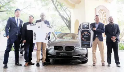  ??  ?? KETUA Komunikasi Korporat Kumpulan BMW Malaysia Sashi Ambi (tiga, kiri) bergambar bersama Emir (dua, kanan) pada majlis penyerahan kenderaaan rasmi oleh BMW sempena Le Tour de Langkawi Malaysia 2017, kelmarin. - Gambar BERNAMA
