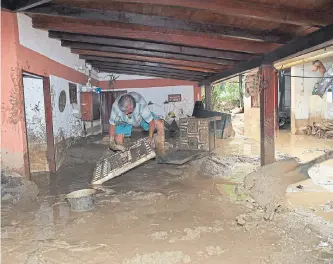  ??  ?? Las lluvias en lPiedecues­ta han dejado a cientos de familias pobres damnificad­as. Edgar Vargas / ADN