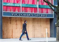  ??  ?? Una tienda cerrada de Victoria’s Secret en Vancouver, Canadá.