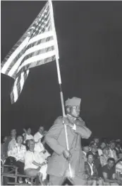  ?? Fotos: Horst Hörger ?? Ein US-Soldat trägt bei einer Zeremonie in Neu-Ulm unbekannte­n Datums die US-Flagge.