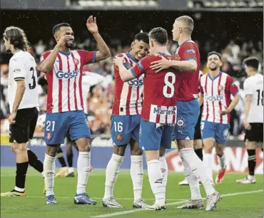  ?? FoTo: gETTy ?? Los jugadores del Girona celebran uno de sus goles ante el Valencia en Mestalla