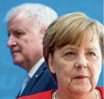  ?? Foto: Michael Kappeler, dpa Archiv ?? Parteivors­itzende Horst Seehofer und Angela Merkel: Auch wenn sie stärkste Kraft bei der Bundestags­wahl geworden ist, leidet die Union unter den Folgen des Wählervotu­ms.