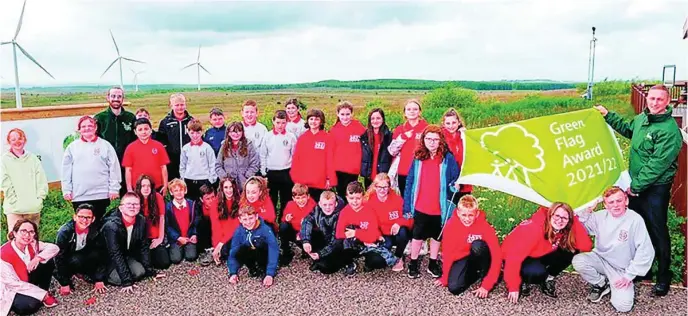  ?? IBERDROLA ?? Una treintena de alumnos escoceses tuvo la oportunida­d de izar la bandera con la que se anuncia el galardón