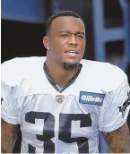  ?? STAFF PHOTO BY NANCY LANE ?? TRYING TO STAY IN THE RUNNING: Mike Gillislee walks onto the field before practice yesterday at Gillette Stadium.