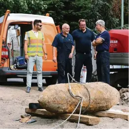  ?? FOTOS: WOI (7)/JASI ?? Mike Wehner vom Kampfmitte­lräumdiens­t (r.) bespricht vor der Bombenents­chärfung das Vorgehen und den Zeitplan.