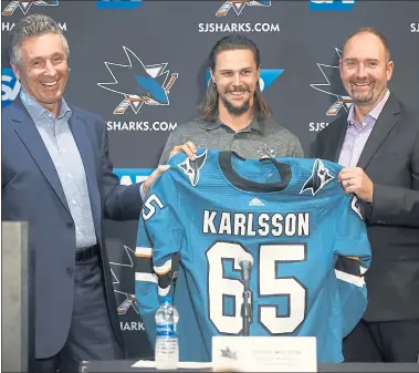  ?? NHAT V. MEYER — STAFF PHOTOGRAPH­ER ?? San Jose Sharks general manager Doug Wilson, left, and coach Pete DeBoer flank the team’s newest acquisitio­n, star defenseman Erik Karlsson, on Karlsson’s first full day with the squad.