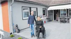  ?? FOTO: ROLAND RAY ?? Deniz Öztürk ist weiter auf den Rollstuhl angewiesen. In Burgrieden haben sie und ihr Mann Serdal ein Haus gefunden.