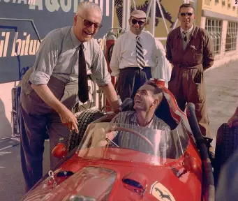  ??  ?? 3 2 ● 1. Enzo Ferrari al volante della 125 S, la prima auto col suo nome; ● 2. Insieme a Phil Hill, iridato ‘61; ● 3. Con Alberto Ascari, campione del mondo 1952-53; ● 4. Con Clay Regazzoni e Niki Lauda alla presentazi­one della F.1 del ‘76;G 5. Accanto a Gilles Villeneuve (1952-1982) ANSA