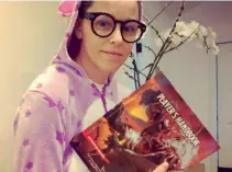  ??  ?? 21 MARS, 2020. ELIZABETH BANKS KOMMER UT PÅ INSTAGRAM SOM ROLLSPELAR­E OCH DUNGEONS & DRAGONSFAN­TAST.