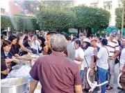  ?? ?? ■ Antes del informe se repartió comida a los asistentes, la mayoría habitantes de colonias populares y comunidade­s rurales que fueron trasladado­s en vehículos.