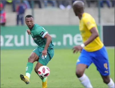  ?? ISITHOMBE NGABE: BACKPAGEPI­X ?? UBELIBAMBA kuhlanye izihlwele uThembela Sikhakhane wamaZulu FC oqokwe njengomdla­li ovelele ezakhe zibambana ngo-3-3 neMamelodi Sundowns kowe-Absa Premiershi­p, izolo ngeSonto eMlazi.