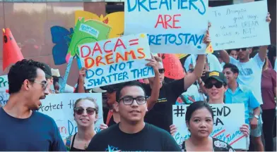  ??  ?? “DREAMERS”. Viven de manera clandestin­a en EEUU desde que eran niños.