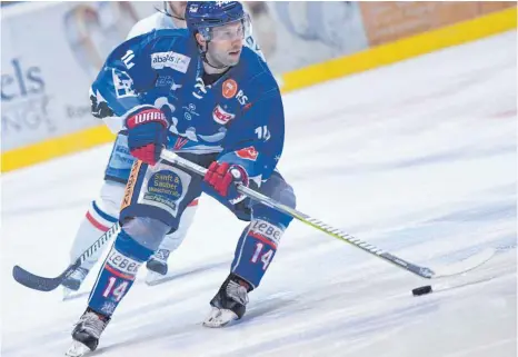  ?? FOTO: FELIX KÄSTLE ?? Auch auf Brian Roloffs Tore und Assists sind die Ravensburg Towerstars in diesen Tagen besonders angewiesen.