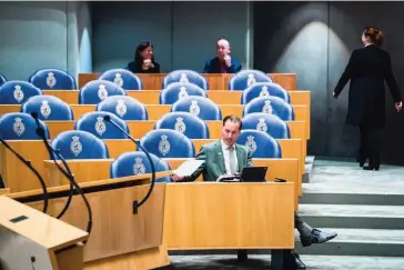  ?? ?? Pvv-kamerlid Patrick van der Hoeff kijkt zwijgend toe tijdens een onderwijsd­ebat