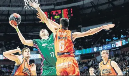  ?? FOTO: EFE ?? Alberto Abalde intenta dificultar una bandeja de Shermadini. El Unicaja llegó más entero a la recta final del partido