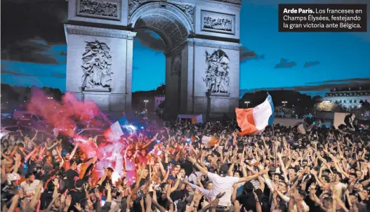  ?? AP ?? Arde París. Los franceses en Champs Élysées, festejando la gran victoria ante Bélgica.