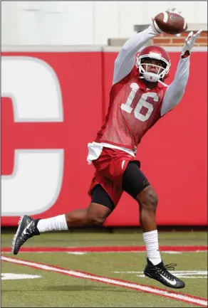  ?? David Gottschalk/NWA Democrat-Gazette ?? Razorbacks open practice: Arkansas wide receiver La’Michael Pettway tries to catch a pass during practice on Thursday in Fayettevil­le.