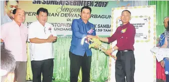  ??  ?? PENGHARGAA­N: Gira (tiga kiri) menerima cenderamat­a daripada George selepas menyempurn­akan Majlis Makan Malam PIBG SK Sungai Sibintek sempena perasmian dewan serba gunanya kelmarin.