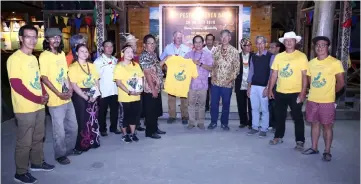  ??  ?? Anyi (front, sixth right) accepts a ‘HoBHEC III’ T-shirt from John after the soft launch of the event in Bario. — Photo by Pustaka Negeri Sarawak