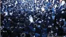  ??  ?? Decenas de judíos ortodoxos participan en un funeral en Jerusalén.