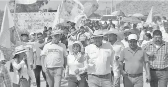  ??  ?? Homero Martínez Cabrera visitó la colonia 20 de Noviembre para presentar sus propuestas de campaña. /CORTESÍA.