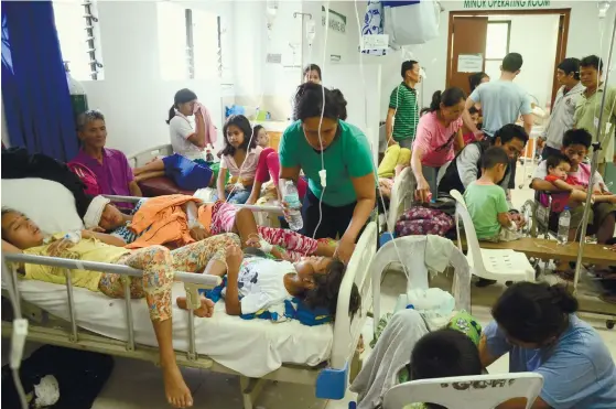  ?? (SUN.STAR FOTO/ALAN TANGCAWAN) ?? PRE-HOLIDAY TROUBLES. A 25-bed public hospital in Guba, Cebu City faces a severe strain on its resources after more than 100 residents from Barangay Sirao seek help there. The group had eaten some food from an outreach activity.