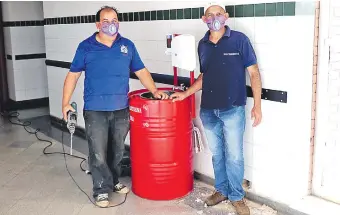  ??  ?? En el Hospital de Clínicas se van a colocar en total unos 150 lavamanos en los diferentes accesos a los servicios de la institució­n. Ayer ya se instalaron varios lavamanos.