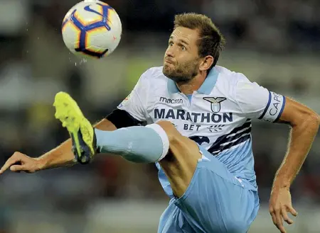  ??  ?? CapitanoIl bosniaco Senad Lulic, 32 anni, uno dei veterani della squadra di Inzaghi